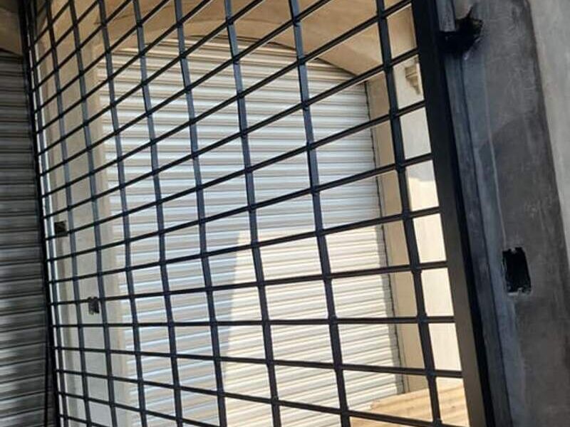 Cortinas metálicas de celosía para comercios